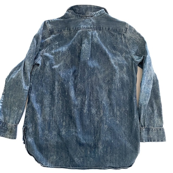 Levi’s Denim Quarter Button Down. Long Sleeve. Womens size Medium - Picture 2 of 4